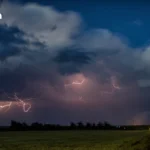 油价突破 100 美元大关，美伊战争担忧加剧霍尔木兹海峡供应风险