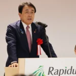 总理阿努廷在宋干节交通枢纽视察期间捍卫燃油政策