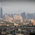 日本迎战两场风暴，台湾洪水致铁路干线中断