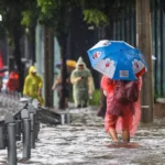 9月27日孔占居民报告逾百辆汽车遭洪水浸泡：曼谷那哇明路及孔占住宅区持续严重内涝