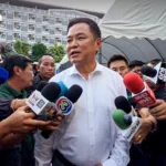 中国游客蜂拥曼谷颂瓦与孔邦廊，掀起莲花环发饰热潮